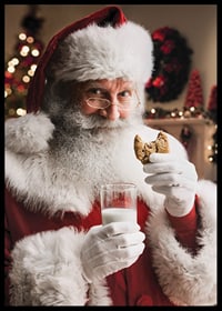 Jultomte med glas mjölk och chokladkaka i julmiljö-6