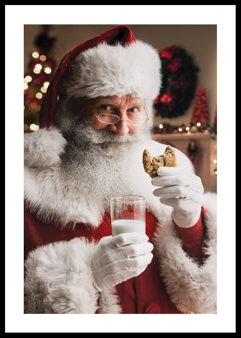 Jultomte med glas mjölk och chokladkaka i julmiljö-12