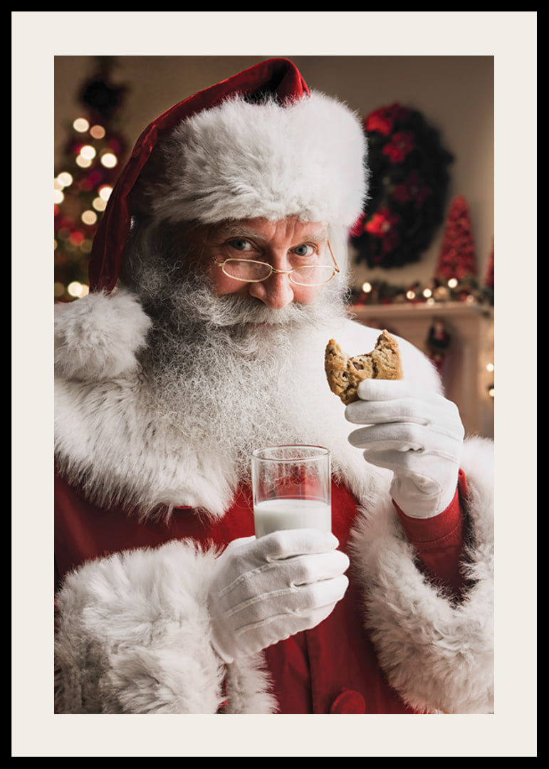 Jultomte med glas mjölk och chokladkaka i julmiljö-12
