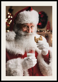 Święty Mikołaj ze szklanką mleka i czekoladowym ciastem w świątecznej scenerii-2