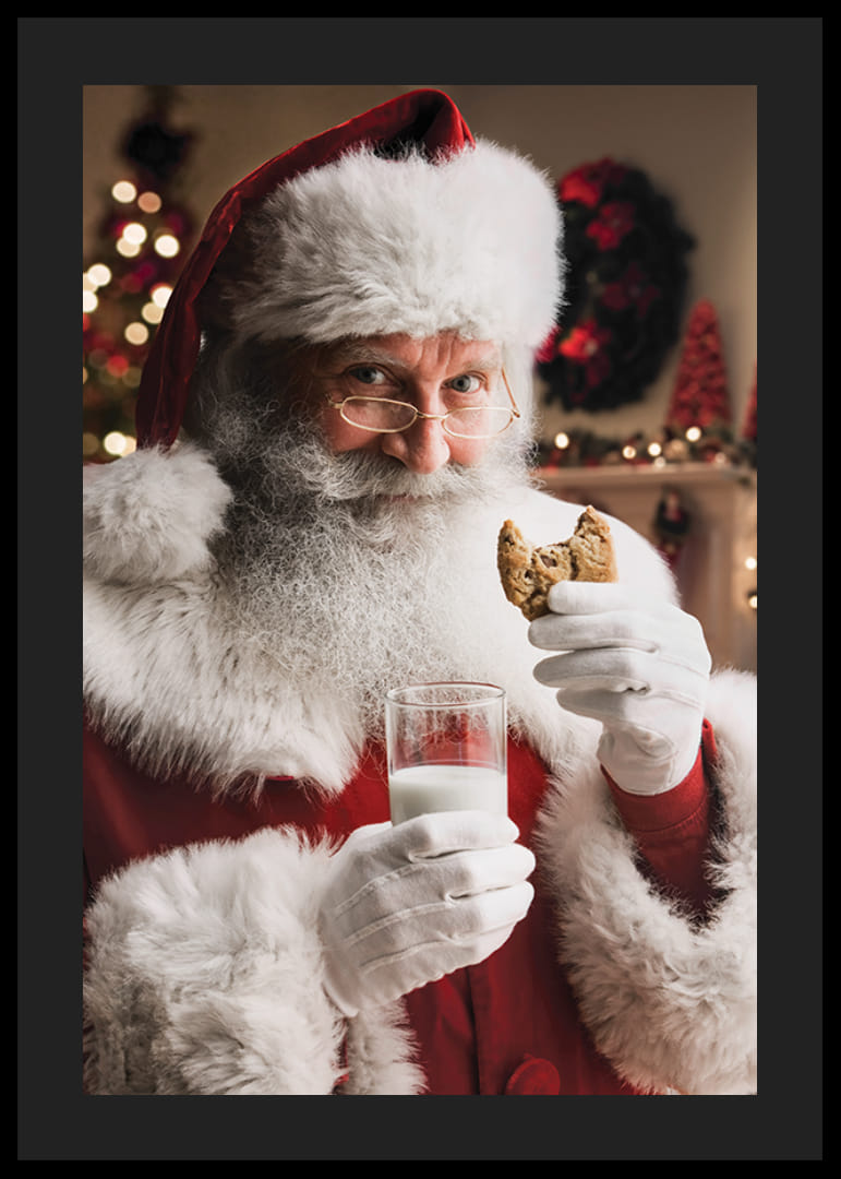 Święty Mikołaj ze szklanką mleka i czekoladowym ciastem w świątecznej scenerii-12
