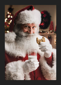 Święty Mikołaj ze szklanką mleka i czekoladowym ciastem w świątecznej scenerii-5