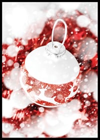 Närbild av röd och vit julkula med glitter och renmotiv-6