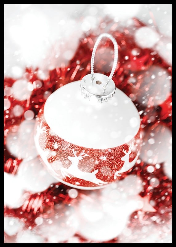 Närbild av röd och vit julkula med glitter och renmotiv-12