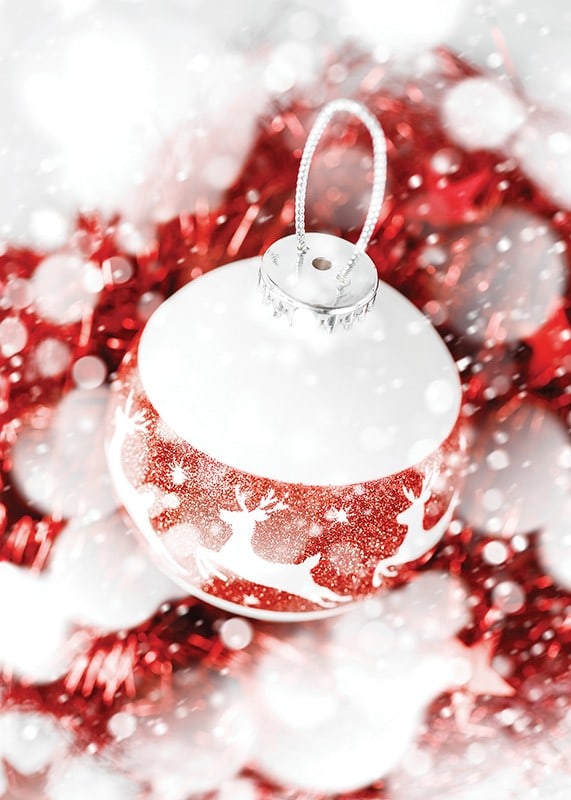 Närbild av röd och vit julkula med glitter och renmotiv-12