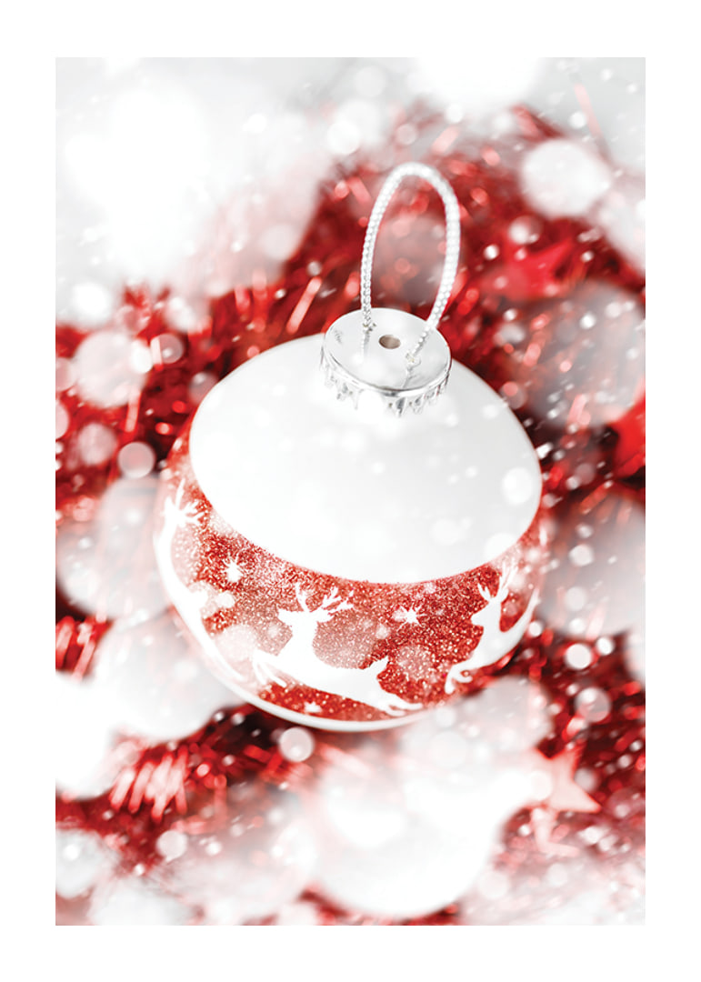 Närbild av röd och vit julkula med glitter och renmotiv-12