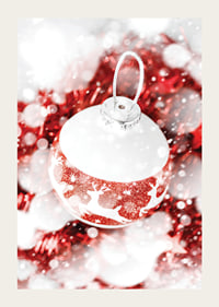 Närbild av röd och vit julkula med glitter och renmotiv-3