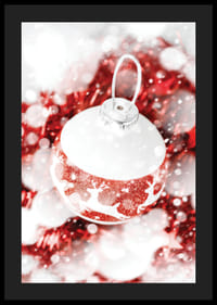 Närbild av röd och vit julkula med glitter och renmotiv-4