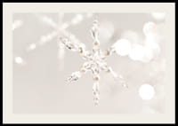 Gros plan d'une décoration de flocon de neige en cristal étincelant sur fond clair-2