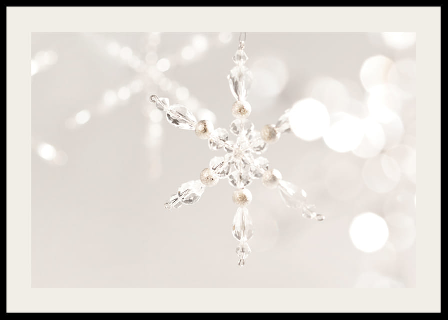 Gros plan d'une décoration de flocon de neige en cristal étincelant sur fond clair-12