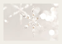 Gros plan d'une décoration de flocon de neige en cristal étincelant sur fond clair-3