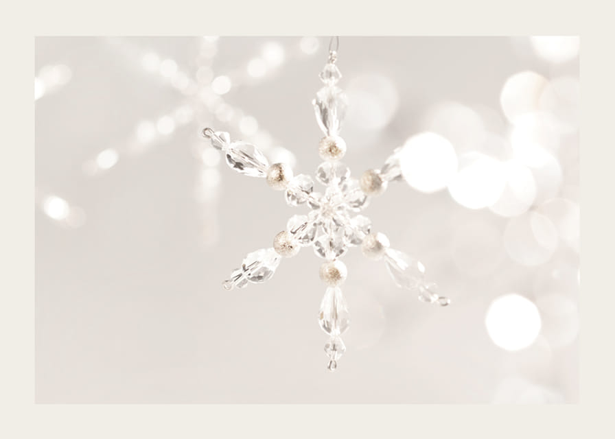 Gros plan d'une décoration de flocon de neige en cristal étincelant sur fond clair-12