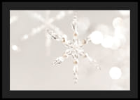 Gros plan d'une décoration de flocon de neige en cristal étincelant sur fond clair-4