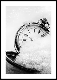 Svartvitt foto av fickur med romerska siffror i snö-0
