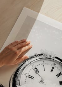 Svartvitt foto av fickur med romerska siffror i snö-9