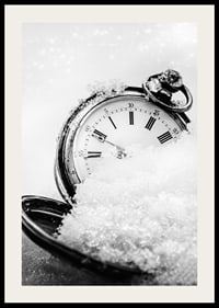 Svartvitt foto av fickur med romerska siffror i snö-2