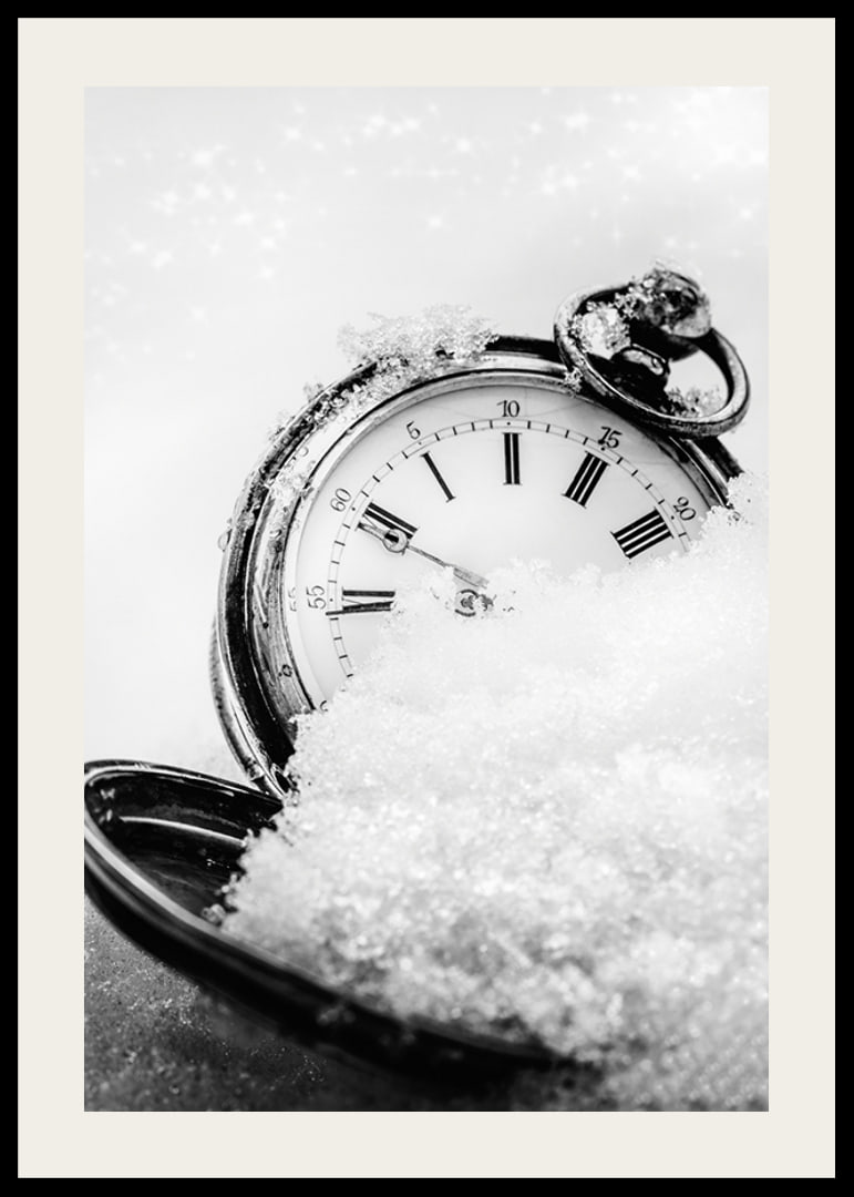Svartvitt foto av fickur med romerska siffror i snö-12