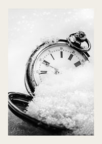 Svartvitt foto av fickur med romerska siffror i snö-3