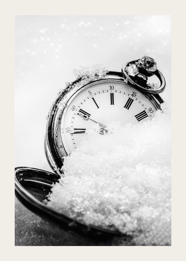 Svartvitt foto av fickur med romerska siffror i snö-12