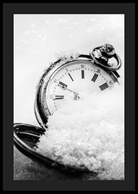 Svartvitt foto av fickur med romerska siffror i snö-4