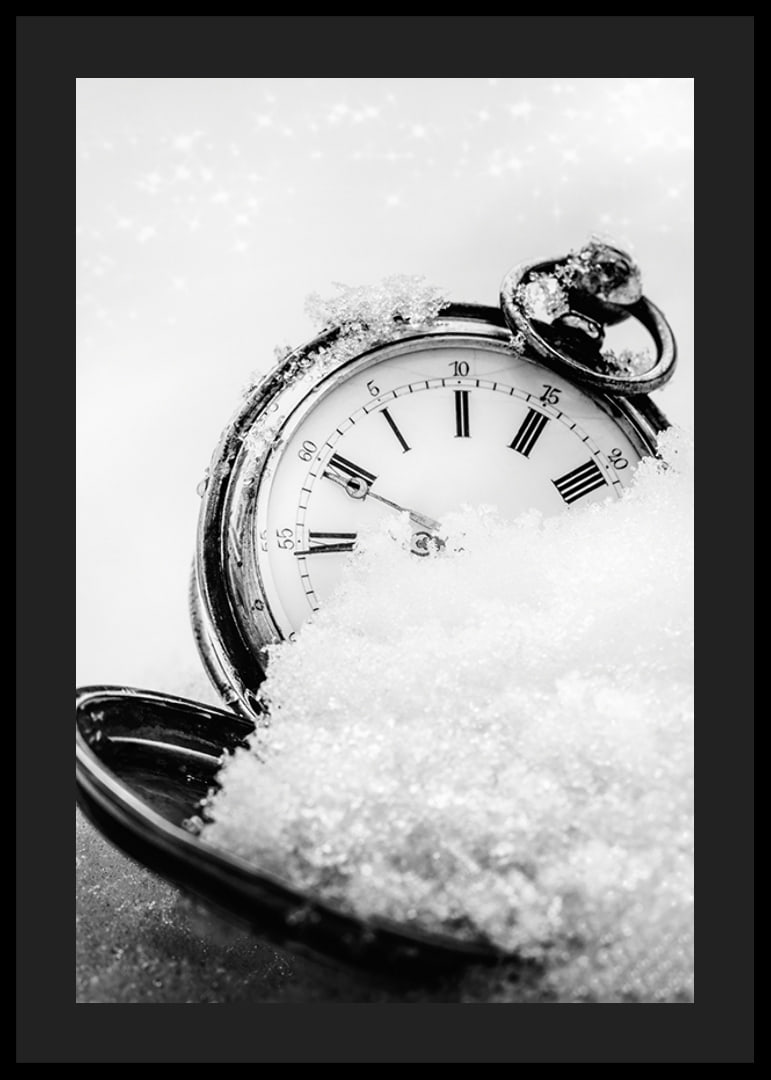 Svartvitt foto av fickur med romerska siffror i snö-12