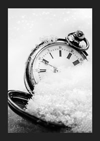 Svartvitt foto av fickur med romerska siffror i snö-5