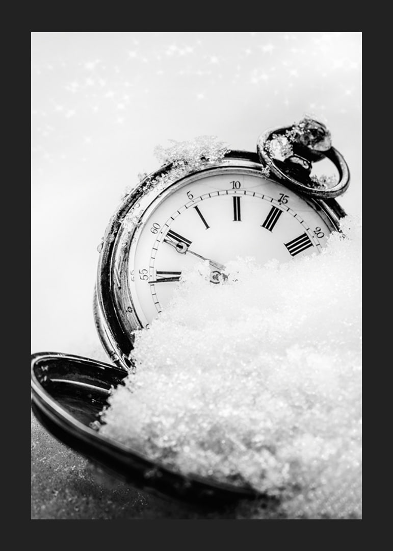Svartvitt foto av fickur med romerska siffror i snö-12
