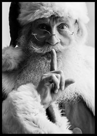 Portrait noir et blanc du Père Noël avec un doigt sur les lèvres-6