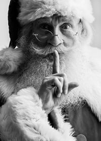 Portrait noir et blanc du Père Noël avec un doigt sur les lèvres-7