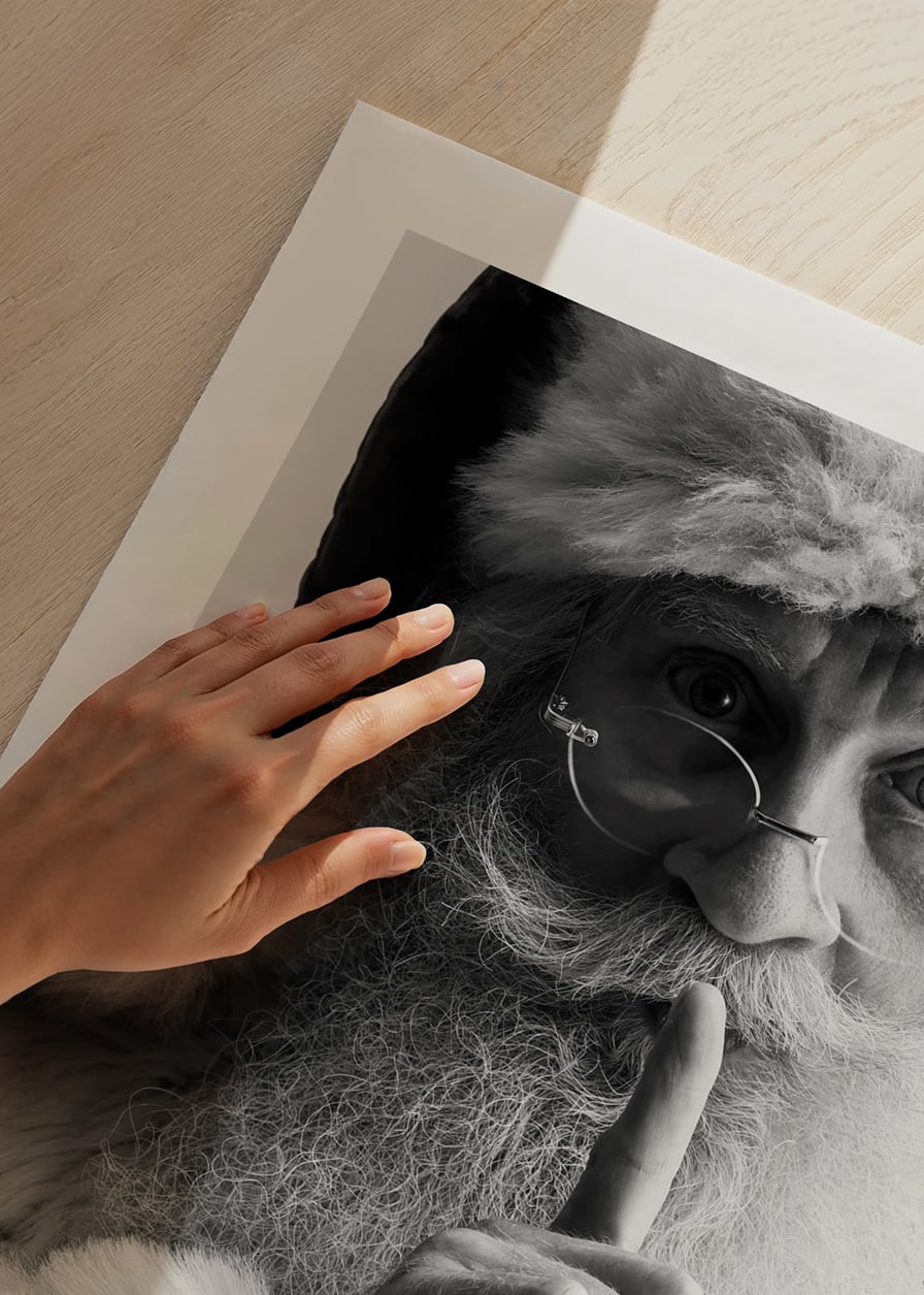 Portrait noir et blanc du Père Noël avec un doigt sur les lèvres-12