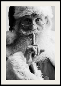 Portrait noir et blanc du Père Noël avec un doigt sur les lèvres-2