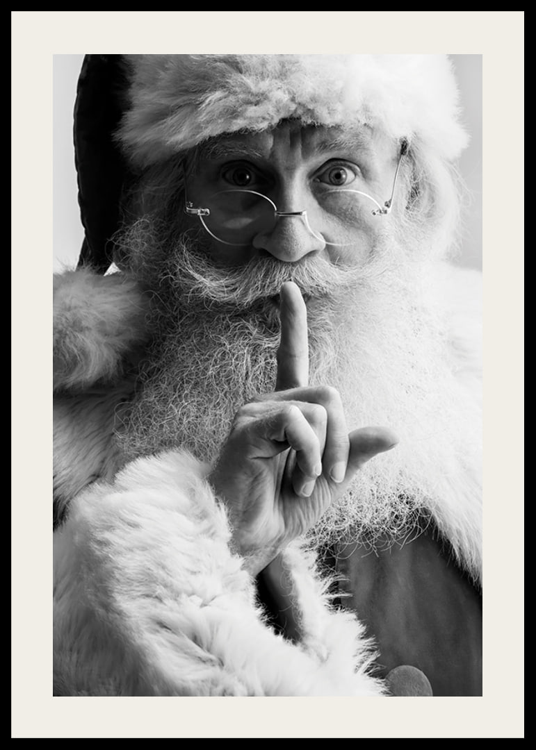 Portrait noir et blanc du Père Noël avec un doigt sur les lèvres-12