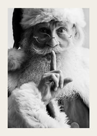 Portrait noir et blanc du Père Noël avec un doigt sur les lèvres-3