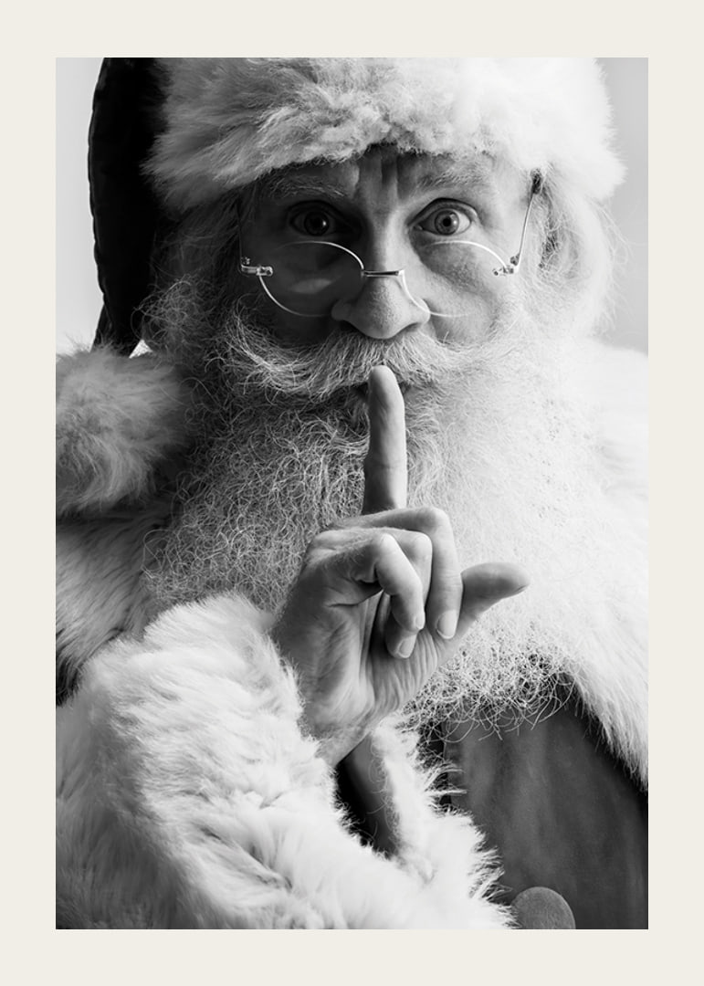 Portrait noir et blanc du Père Noël avec un doigt sur les lèvres-12