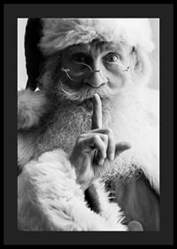 Portrait noir et blanc du Père Noël avec un doigt sur les lèvres-4