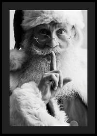 Retrato em preto e branco do Papai Noel com o dedo nos lábios-4