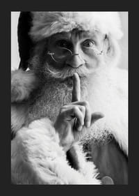 Retrato em preto e branco do Papai Noel com o dedo nos lábios-5