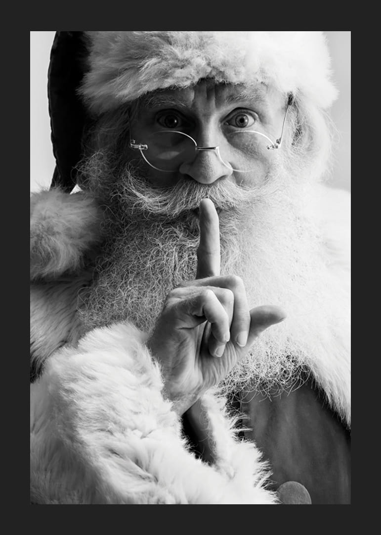 Retrato em preto e branco do Papai Noel com o dedo nos lábios-12