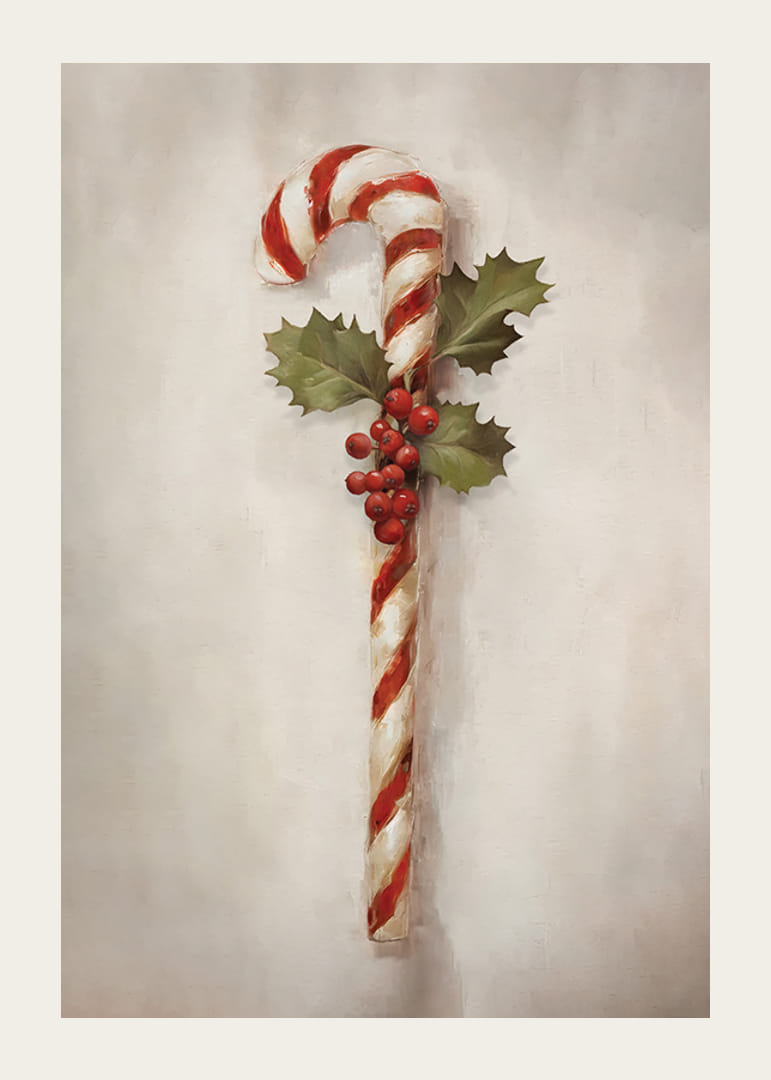 Malt sukkerstang med kristtornblader og røde bær på lys bakgrunn-12