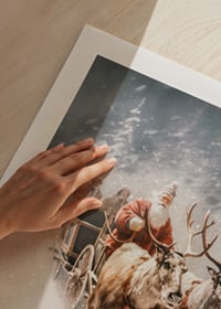 Illustrerad tomte med två renar i snöigt vinterlandskap-9