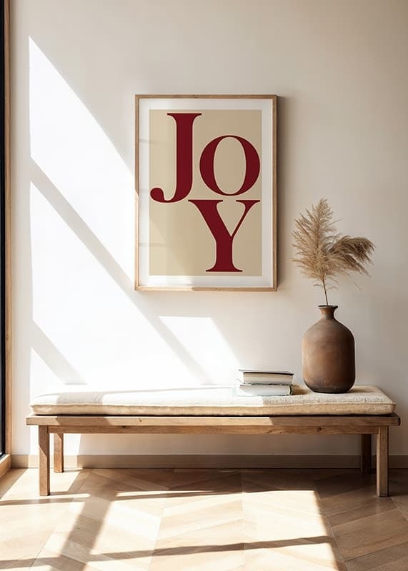 Stora röda bokstäver som formar ordet Joy på beige bakgrund-12
