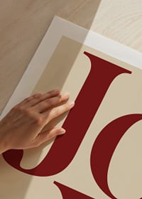 Stora röda bokstäver som formar ordet Joy på beige bakgrund-9
