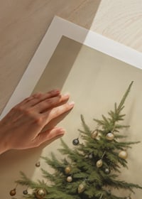 Akvarell av julgran med vintagekulor och inslagna paket-9