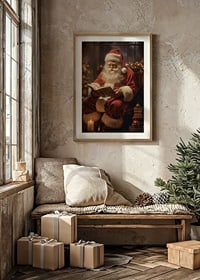 Babbo Natale illustrato che legge un libro vicino all'albero di Natale e alle candele-8