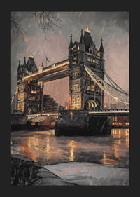 Poster med illustration av Tower Bridge i regnigt kvällsljus, varma toner-5