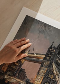 Poster med illustration av Tower Bridge i regnigt kvällsljus, varma toner-9
