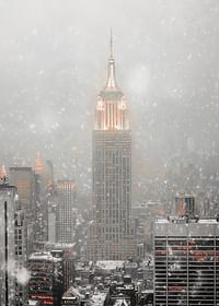 Poster met een winters schilderij van een verlicht Empire State Building-3