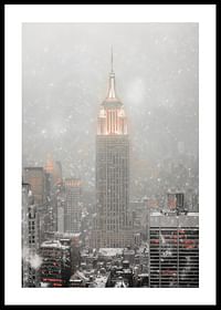 Poster met een winters schilderij van een verlicht Empire State Building-0