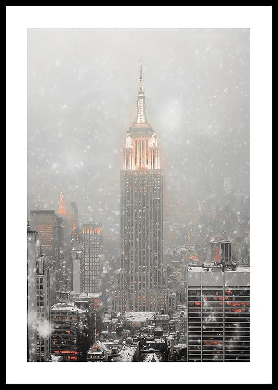 Poster met een winters schilderij van een verlicht Empire State Building-12