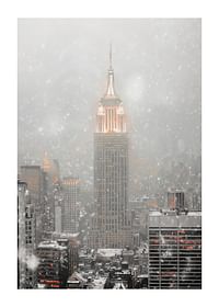 Poster met een winters schilderij van een verlicht Empire State Building-1
